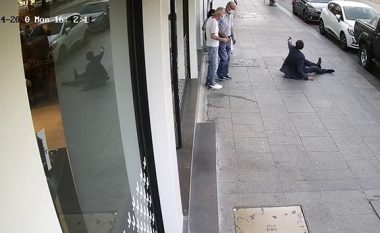 Qërim hesapesh mes dy grupeve në qendër të Stambollit, plagosen dy persona – kamerat e sigurisë filmojnë gjithçka