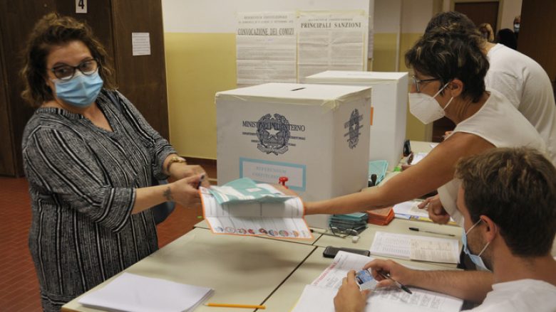Virusi nuk i ndalon italianët të votojnë