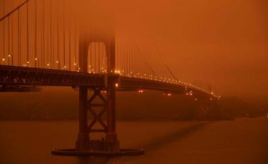 Kur ‘qielli digjet’, pamje nga SHBA ku tymi e kthen qiellin në ngjyrë të portokalltë