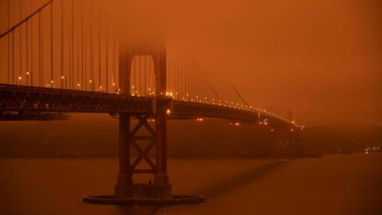 Kur ‘qielli digjet’, pamje nga SHBA ku tymi e kthen qiellin në ngjyrë të portokalltë