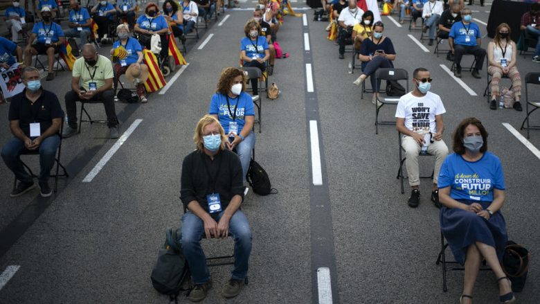Mijëra katalunas protestuan për pavarësi, dogjën një lodër me imazh të mbretit Filip të Spanjës