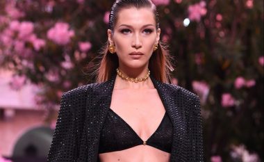 Bella Hadid publikon fotografi në bikini nga fushata e saj e re ‘Versace’