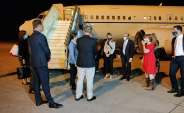 Grenell arrin në Beograd, kryeministrja Brnabiq e pret në aeroport