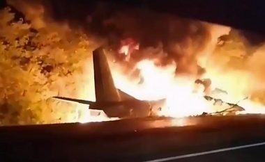 Rrëzohet një aeroplan ushtarak në Ukrainë, raportohet për 20 të vdekur – pamje nga vendi i ngjarjes