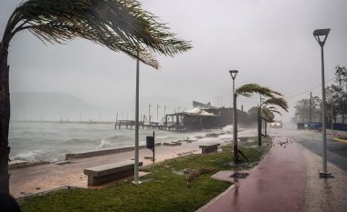 Dy të vdekur dhe një i zhdukur pasi ‘fenomeni i rrallë i motit ekstrem’ godet Greqinë