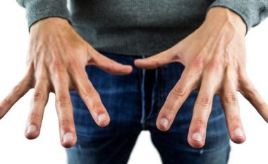 Meshkuj, shikoni duart tuaja: Gjatësia e këtij gishti zbulon që i doni femrat edhe belholla edhe ato me trup të mbushur