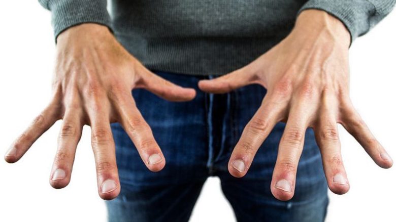 Meshkuj, shikoni duart tuaja: Gjatësia e këtij gishti zbulon që i doni femrat edhe belholla edhe ato me trup të mbushur