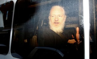 Refuzohet kërkesa për shtyrje të seancave për ekstradim të Assange-it