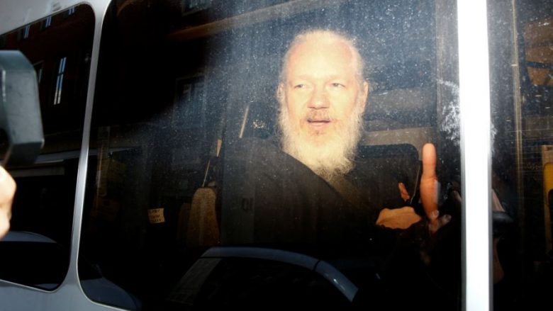 Refuzohet kërkesa për shtyrje të seancave për ekstradim të Assange-it