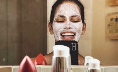 Maska e preferuar për fytyrë e Halle Berry-t përmban jogurt dhe mjaltë