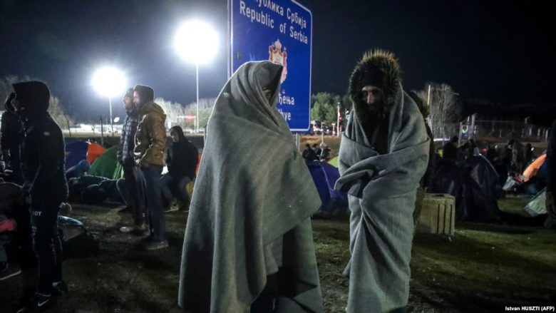 Migrantët vendosin tenda në Serbi, në pritje për të hyrë në shtetet e BE-së
