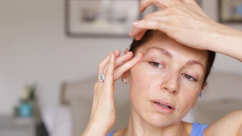 Truk për të cilin betohen edhe dermatologët: Bëjeni këtë pesë minuta në ditë dhe nuk do të keni asnjë rrudhë në fytyrë!