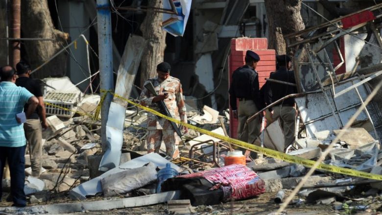 Pakistani dënon me varje dy burra për zjarrvënie të qëllimshme në një fabrikë