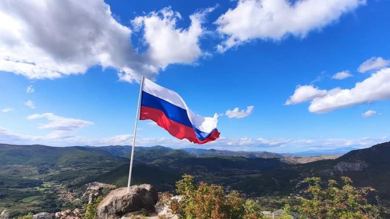 Flamuri rus  në Kalanë e Zveçanit, Jakshiq: Kjo është përgjigje ndaj Vuçiqit