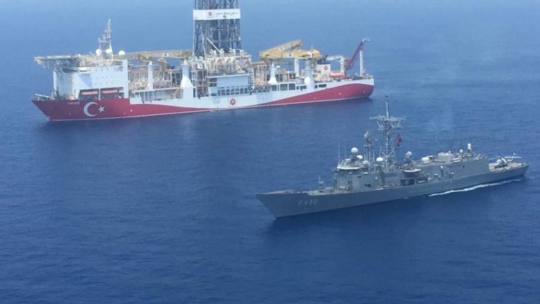 Ministri turk i Mbrojtjes thotë se Ankaraja nuk ka hequr dorë nga të drejtat e saj në Mesdheun Lindor, pavarësisht tërheqjes së anijes Oruc Reis