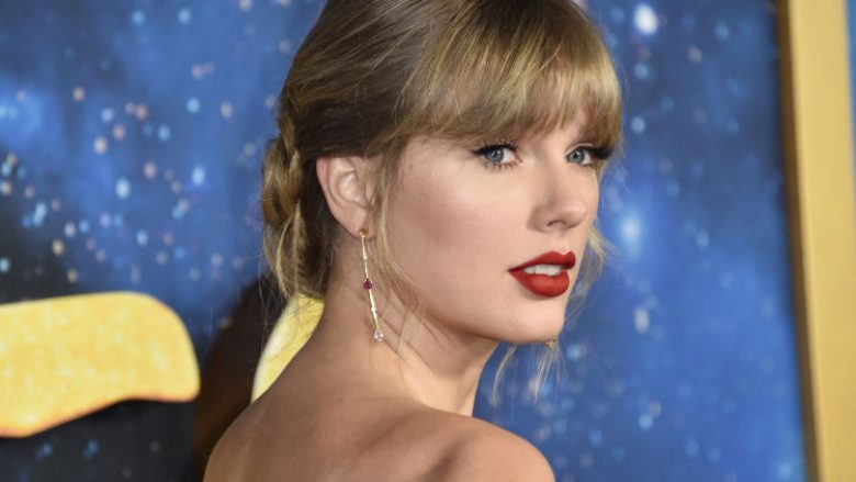 Taylor Swift rikthehet pas shtatë vitesh me një performancë në ACM Awards
