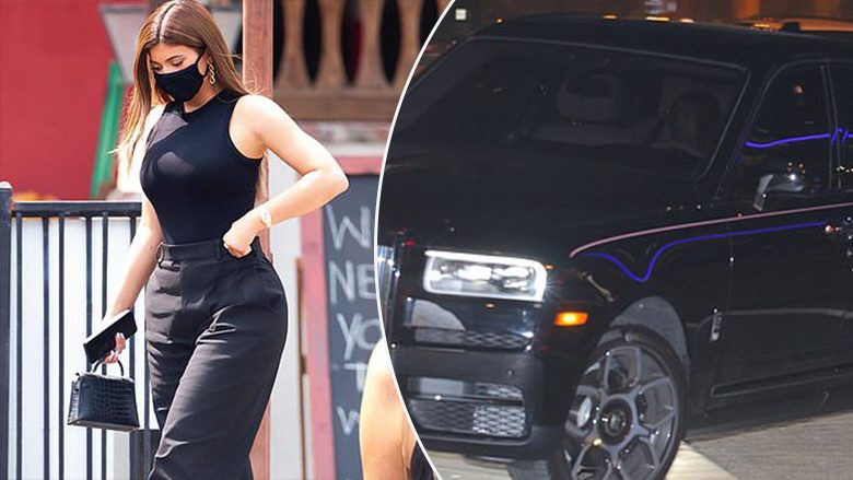 Kylie Jenner fotografohet me veshje atraktive në të zeza pranë veturës së saj luksoze “Rolls Royce”