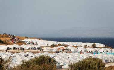 Pas shkatërrimit të kampit Moria, mijëra refugjatë zhvendosen në ishullin grek të Lesbos