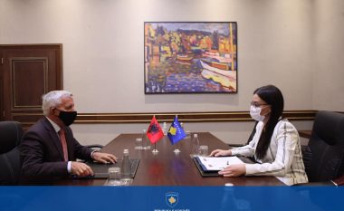 Pas shtyrjes, Haradinaj-Stublla dhe Minxhozi bisedojnë rreth përgatitjeve për mbledhjen e dy qeverive