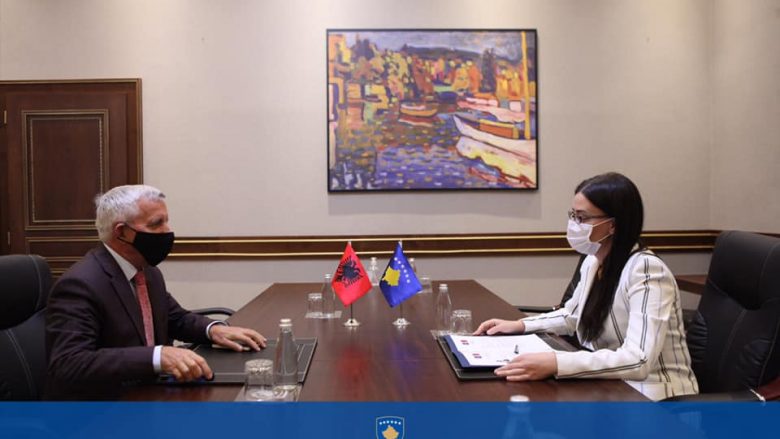 Pas shtyrjes, Haradinaj-Stublla dhe Minxhozi bisedojnë rreth përgatitjeve për mbledhjen e dy qeverive