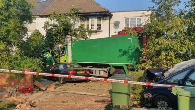 Një person ndërron jetë në Angli, pasi kamioni tij përplaset me disa makina dhe me një shtëpi