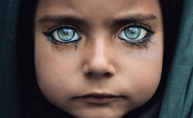 Fotografi shfaq bukurinë e syve të fëmijëve që shkëlqejnë si gurë të çmuar