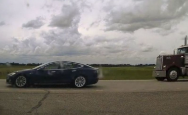 Kanadezi po gjykohet sepse flinte ndërsa Tesla e tij autonome po lëvizte me shpejtësi prej 150 km/orë