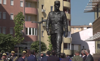Përurohet shtatorja e Ahmet Krasniqit në Vushtrri, thirrje për zbardhjen e vrasjes së kolonelit
