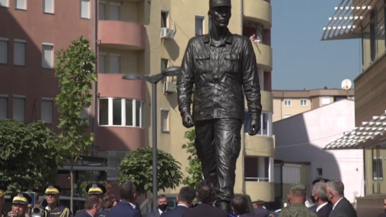 Përurohet shtatorja e Ahmet Krasniqit në Vushtrri, thirrje për zbardhjen e vrasjes së kolonelit