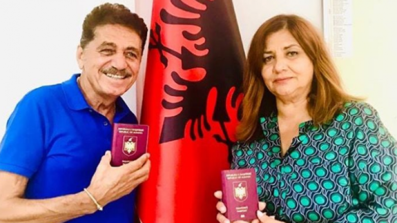 Sabri Fejzullahu dhe gruaja e tij, Nera pajisen me pasaporta shqiptare