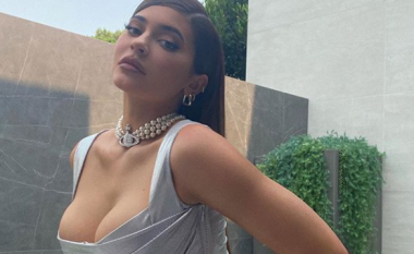 Kylie Jenner inkurajon ndjekësit të votojnë, derisa provokon në disa imazhe me bikini