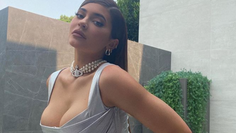 Kylie Jenner inkurajon ndjekësit të votojnë, derisa provokon në disa imazhe me bikini