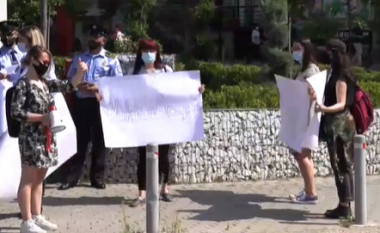 “Mos i jep zemër dhunuesit”, protestohet para Prokurorisë për gratë e vrara