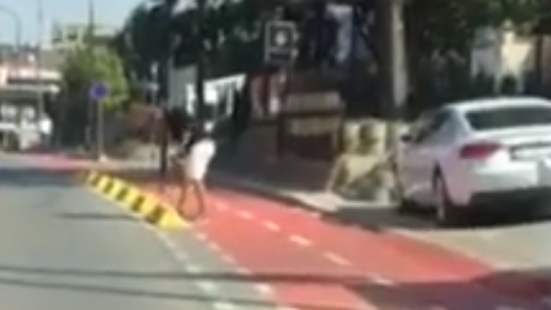 Ahmeti ankohet, pasi një qytetar tenton t’i largojë pengesat në shtigjet për biçikleta