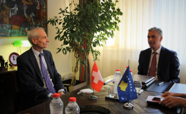 Lumezi takon ambasadorin zviceran, flasin për sistemin e drejtësisë