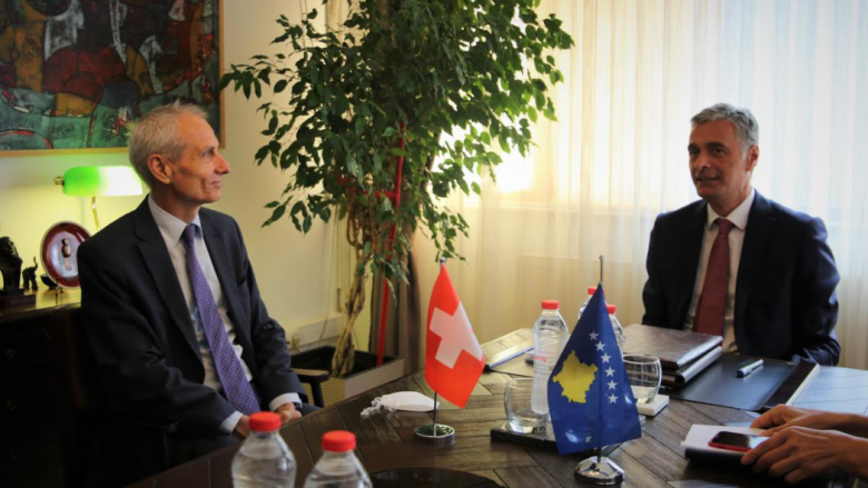 Lumezi takon ambasadorin zviceran, flasin për sistemin e drejtësisë