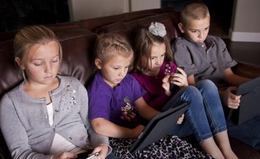 Si të pengoni shtrembërimin e qafës te fëmijët për shkak të shikimit në telefon
