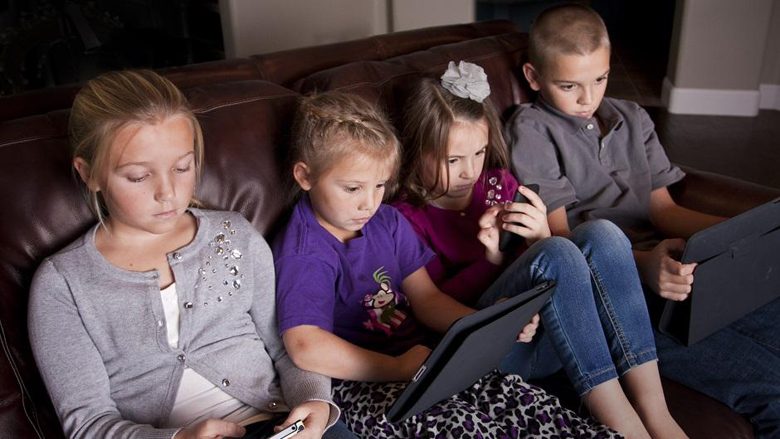 Si të pengoni shtrembërimin e qafës te fëmijët për shkak të shikimit në telefon