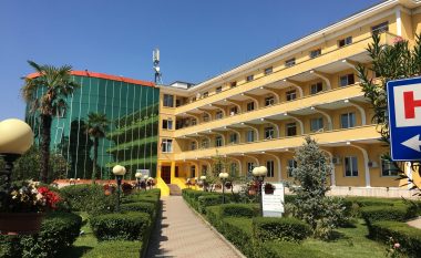 Pacienti me COVID-19 hidhet nga kati i katërt i spitalit në Tiranë