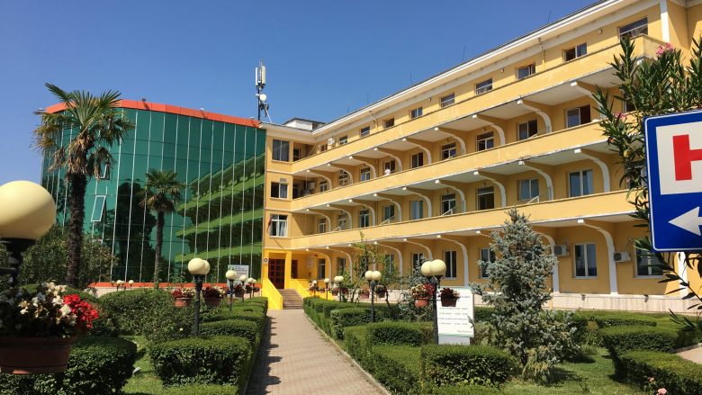Pacienti me COVID-19 hidhet nga kati i katërt i spitalit në Tiranë