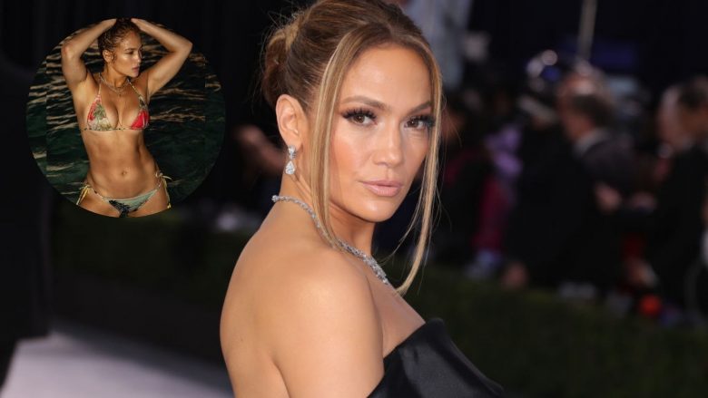 Një 51 vjeçare si Jennifer Lopez, mahnit në pozat me bikini