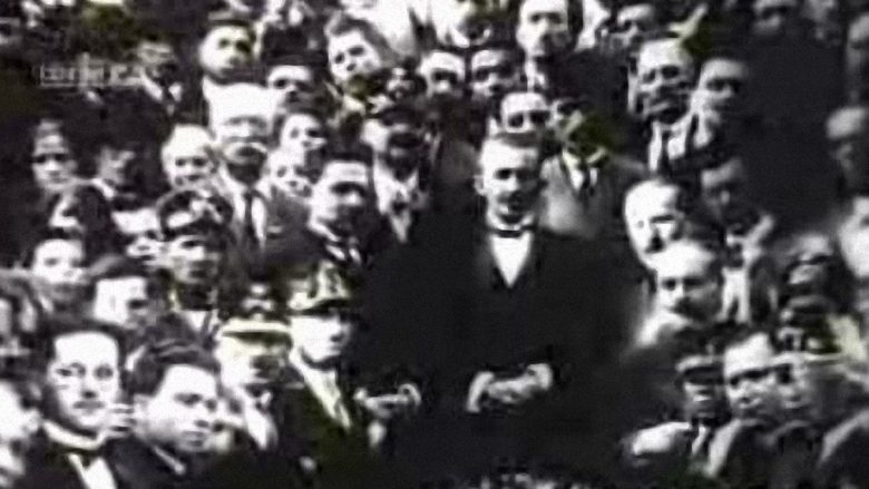Hasan Prishtina (në qendër) gjatë varrimit të Luigj Gurakuqit