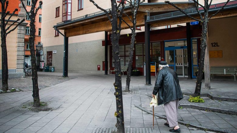 ‘Ata sakrifikuan të moshuarit’: Si u përhap COVID-19 në shtëpitë e kujdesit në Suedi