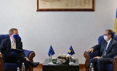 Hoti takoi shefin e BE-së në Prishtinë, i kërkon heqjen e vizave për kosovarët