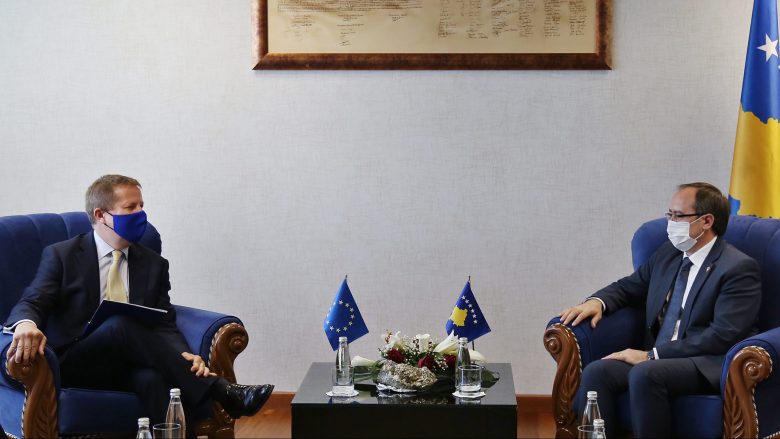 Hoti takoi shefin e BE-së në Prishtinë, i kërkon heqjen e vizave për kosovarët