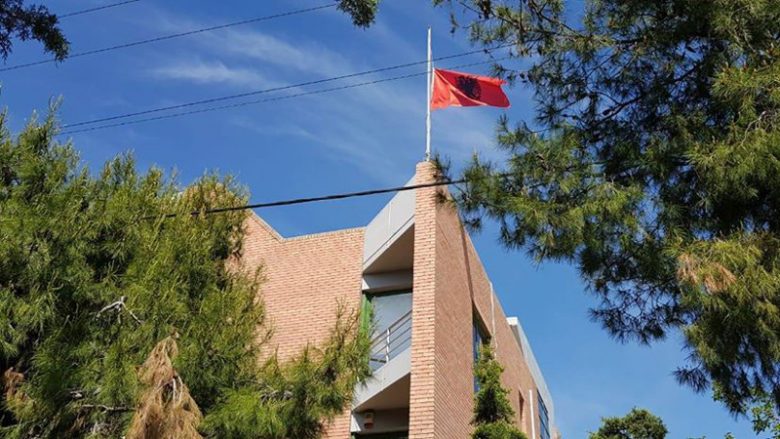 Mbyllet ambasada shqiptare në Athinë, punëtori del pozitiv me COVID-19