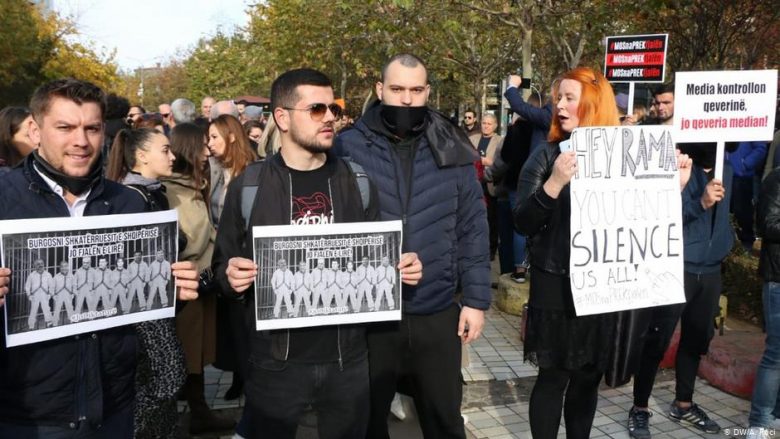 Paketa ligjore Anti-Shpifje sërish në qendër të debatit në Shqipëri