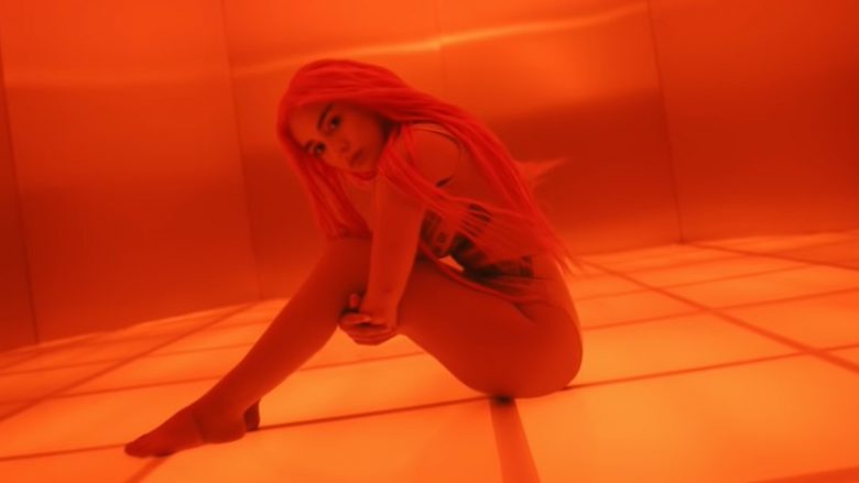 Ava Max publikon këngën e re “Naked”, vjen e zhveshur dhe provokuese në klip