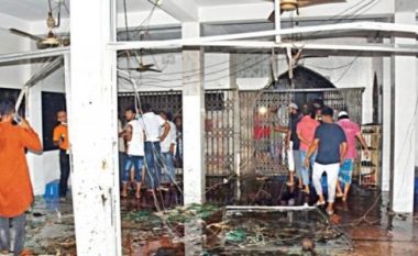 Pas shpërthimit në një xhami në Bangladesh, rritet numri i të vdekurve