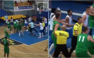 Rrahje masive në një ndeshje basketbolli në Ukrainë, i gjithë ekipi kundërshtar vrapoi pas një basketbollisti